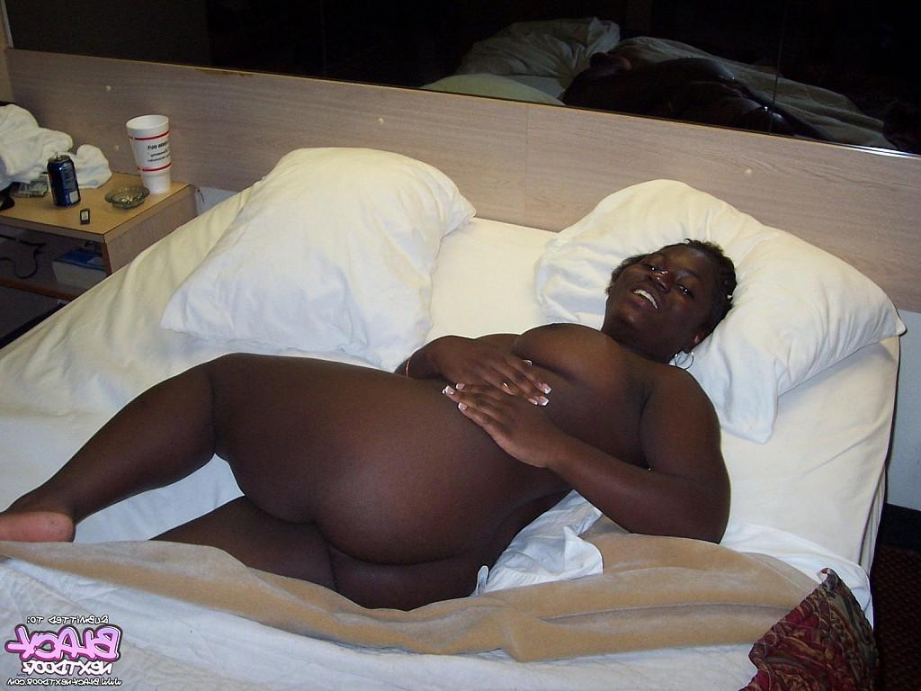 10P Fatty black chick poses on bed