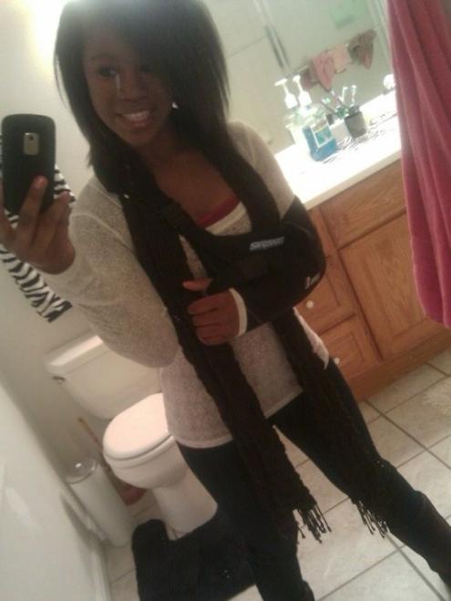 15P Black teen gfs posing for cell phone pics