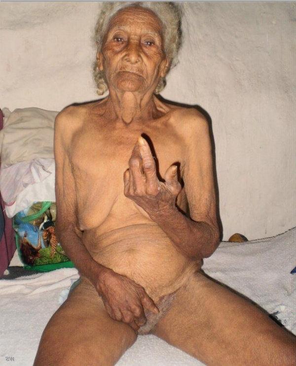 15P very old amateur grannies posing and in action