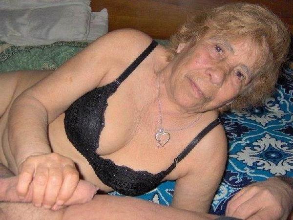 16P old amateur grannies posing and in action