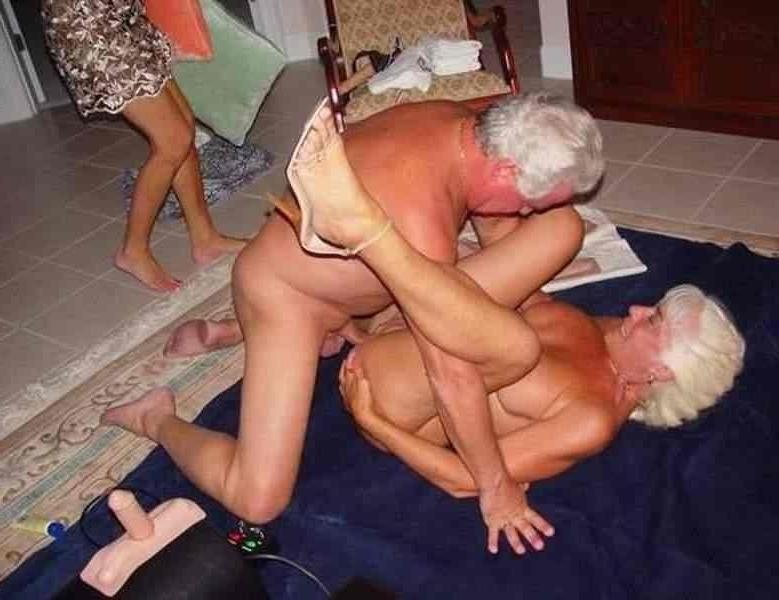 16P old amateur grannies posing and in action