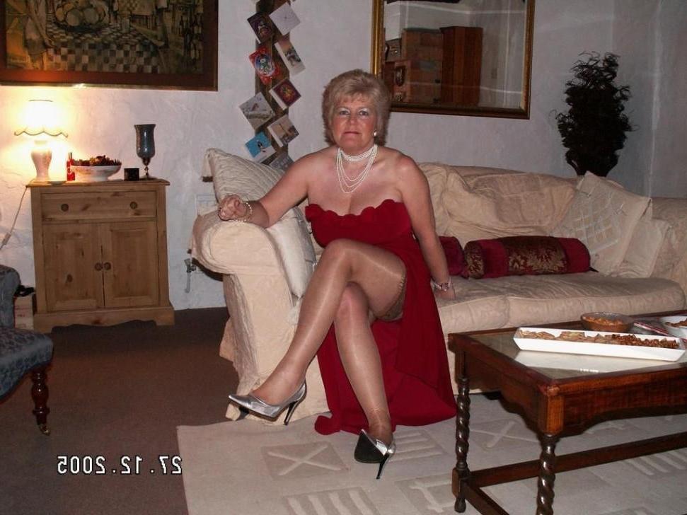 16P old amateur grannies posing and in action