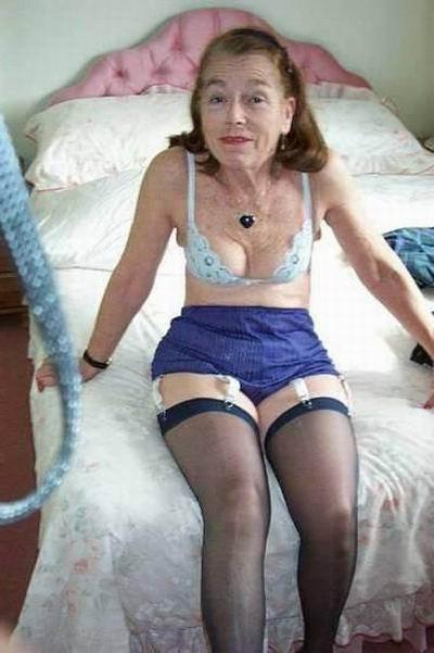 15P old amateur grannies posing and in action