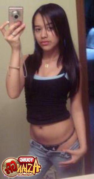 15P Asian girlfriends posing for cell phone pics
