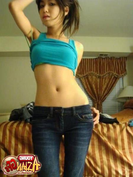 15P Asian girlfriends posing for cell phone pics