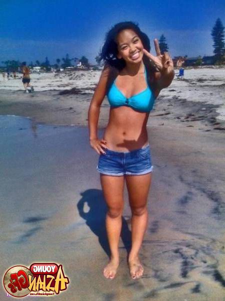 15P Asian girlfriends posing for cell phone pics