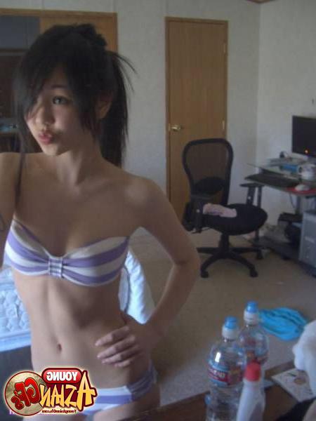 15P Asian girlfriends posing for cell phone pics