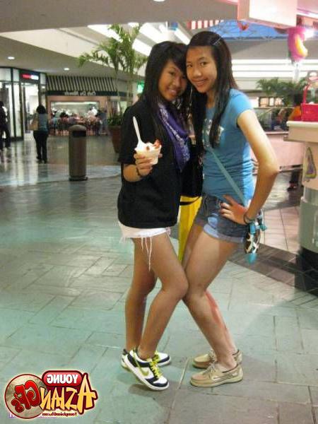 15P Asian girlfriends posing for cell phone pics