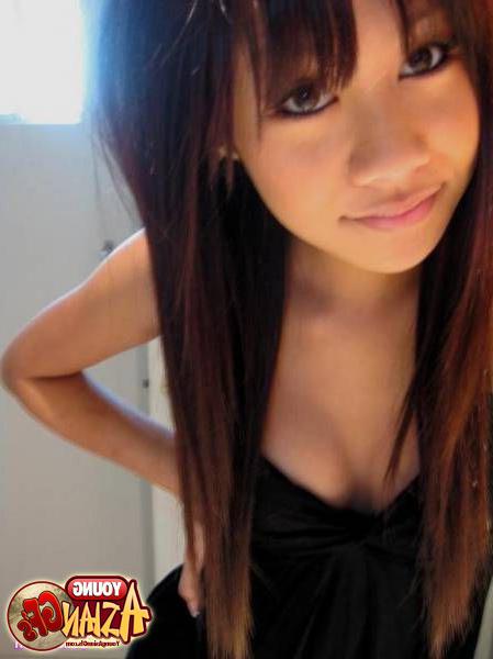 15P Asian girlfriends posing for cell phone pics