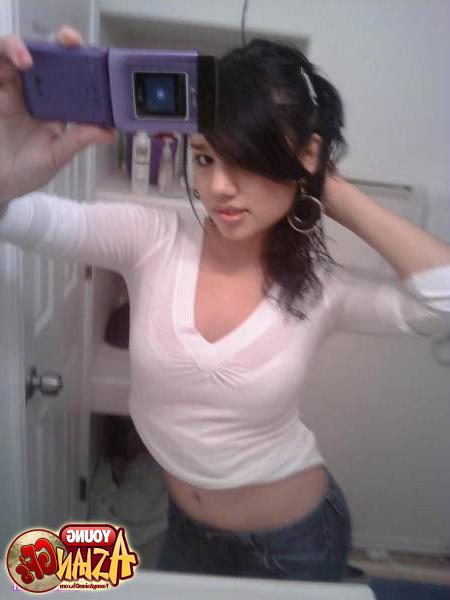 15P Asian girlfriends posing for cell phone pics