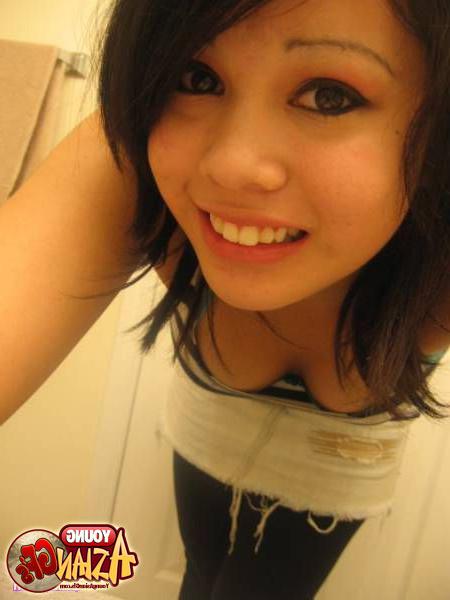 15P Asian girlfriends posing for cell phone pics