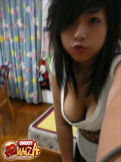 15P Asian girlfriends posing for cell phone pics