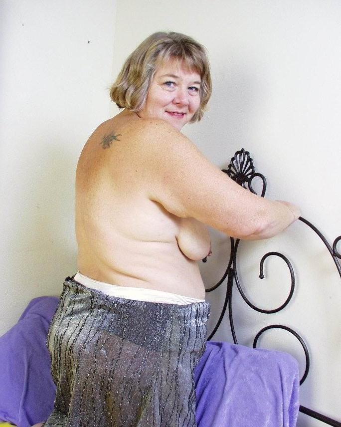 14P amateur granny spreading and showing pink