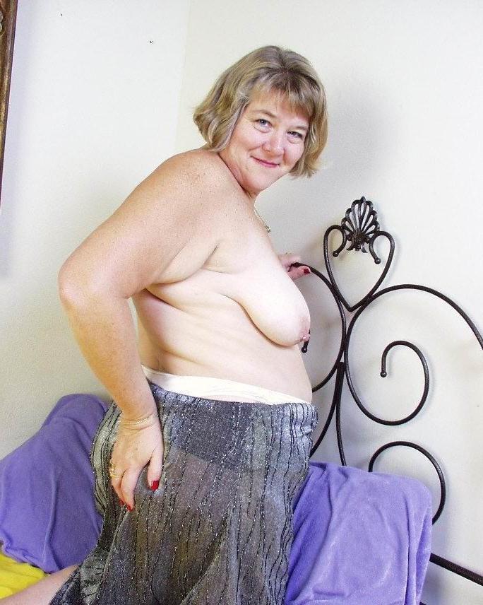 14P amateur granny spreading and showing pink