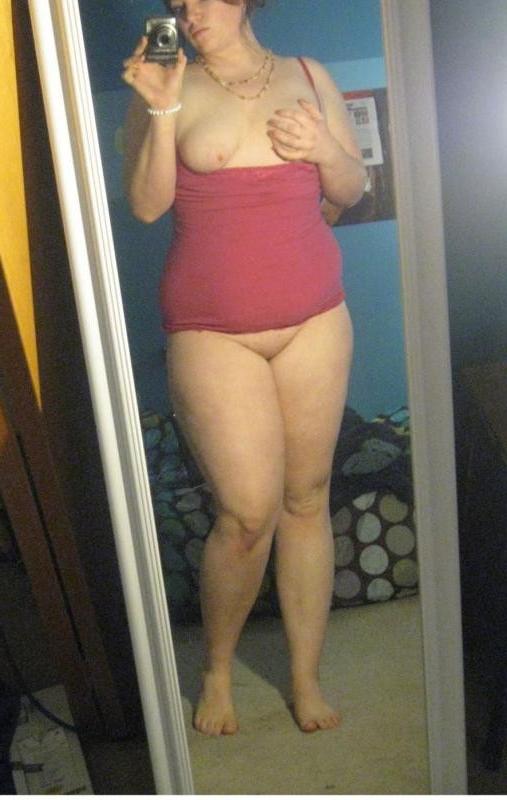 10P Thick Red head takes naughty self pics