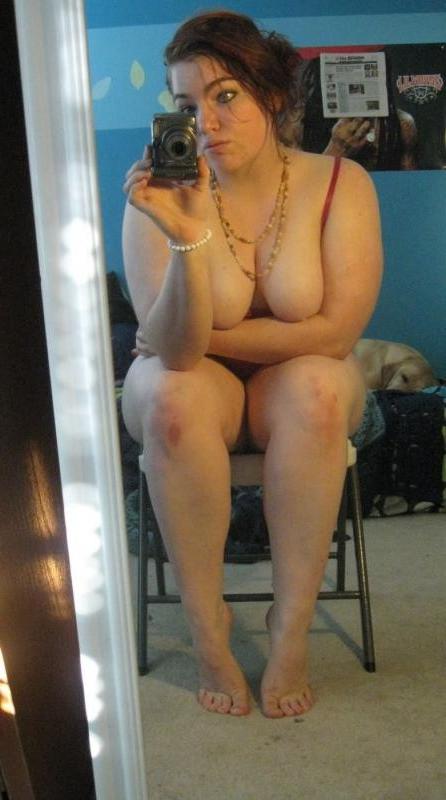 10P Thick Red head takes naughty self pics