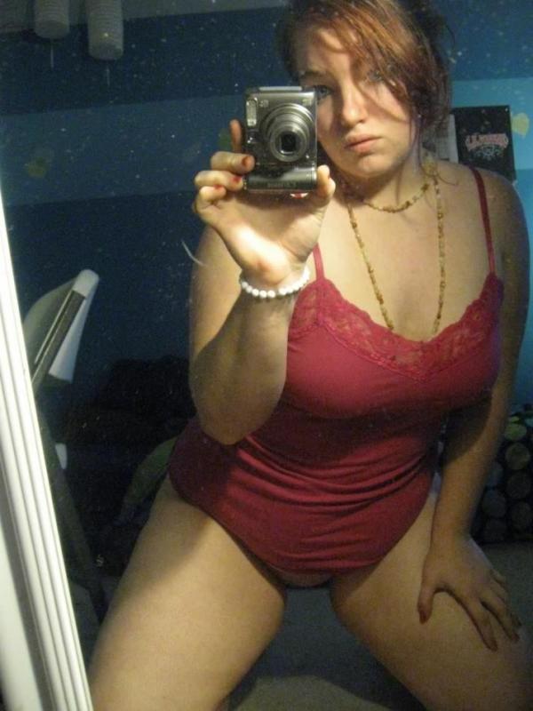 10P Thick Red head takes naughty self pics