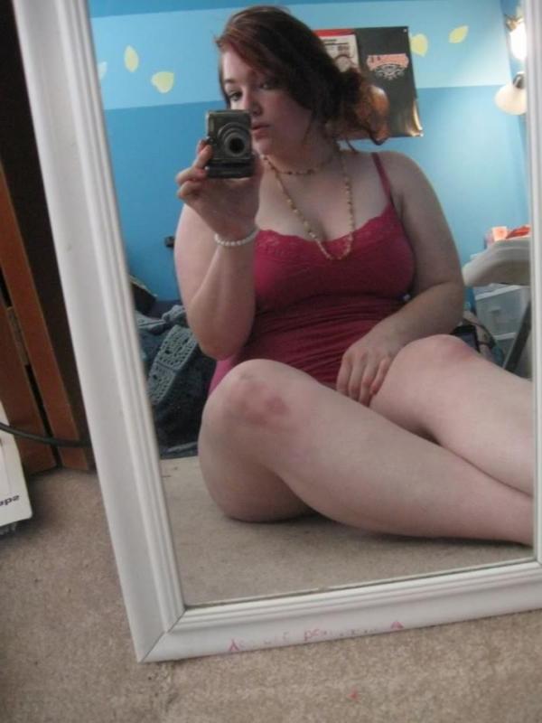 10P Thick Red head takes naughty self pics