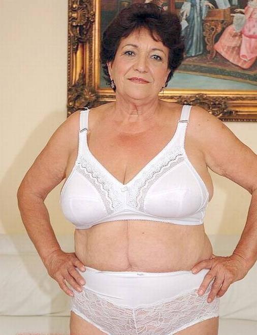 11P old amateur grannies posing and in action