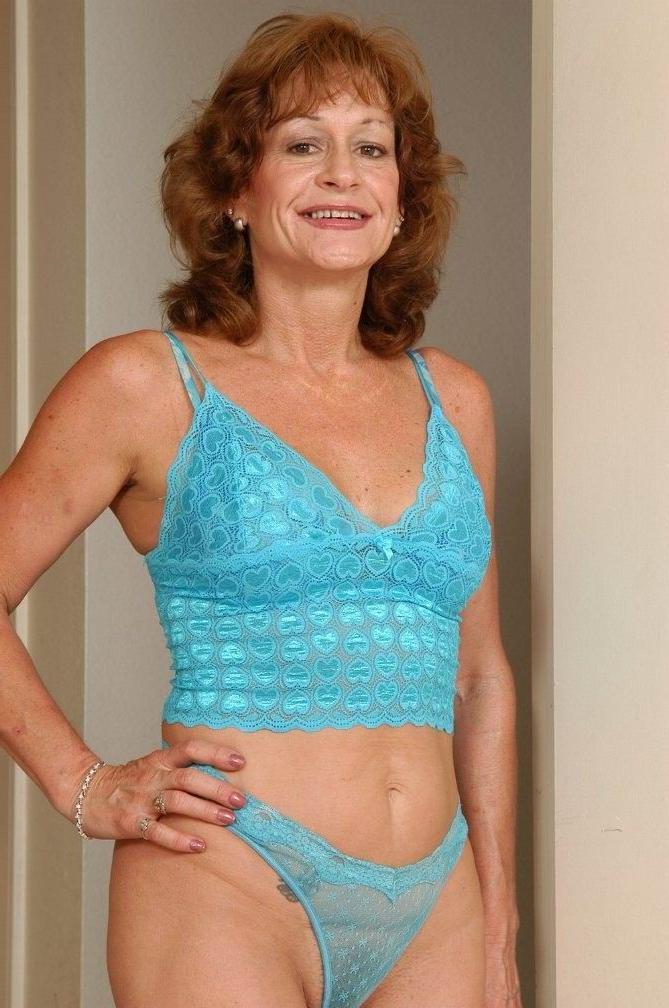 15P an old and very sexy amateur granny strips