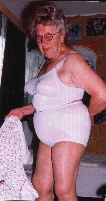 14P very old amateur grannies posing and in action