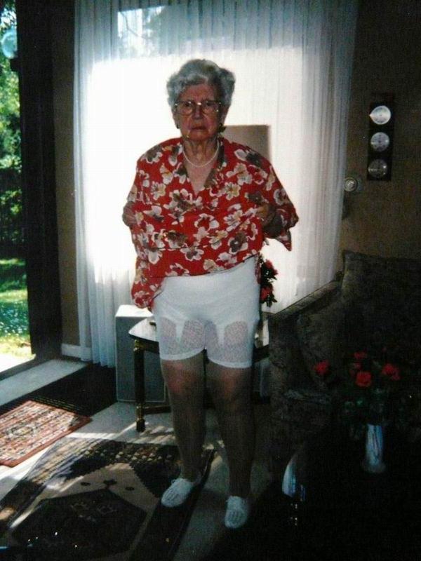 14P very old amateur grannies posing and in action