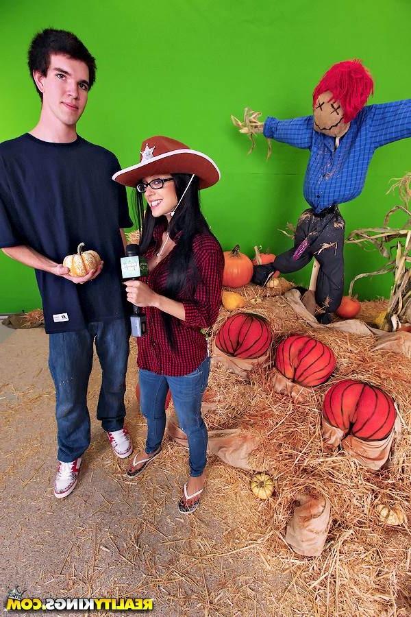 14P Amazing teen agrees to get fucked in the ass after painting it like a pumpkin in