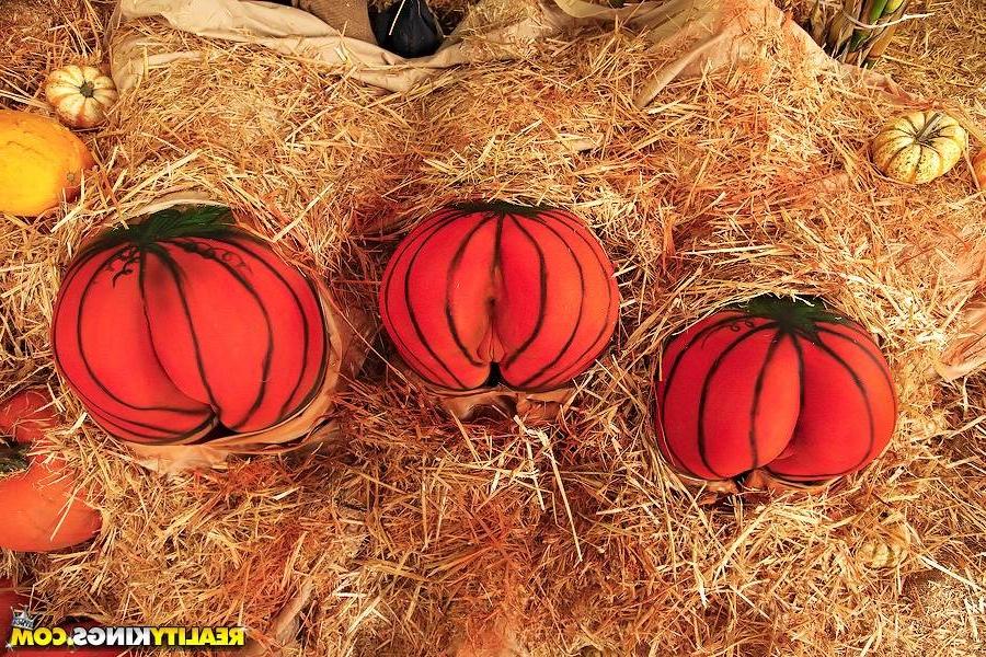 14P Amazing teen agrees to get fucked in the ass after painting it like a pumpkin in