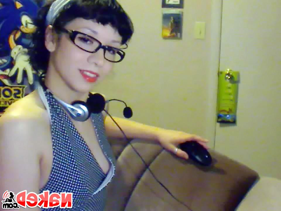 8P Check out this hot asian babe on her cam strip for you and mastebate her hot pus