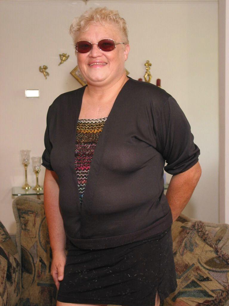 16P Amateur granny showing off