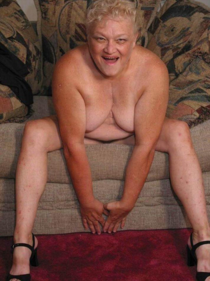 16P Amateur granny showing off