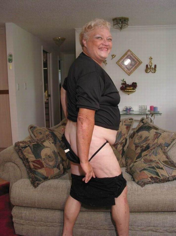 16P Amateur granny showing off