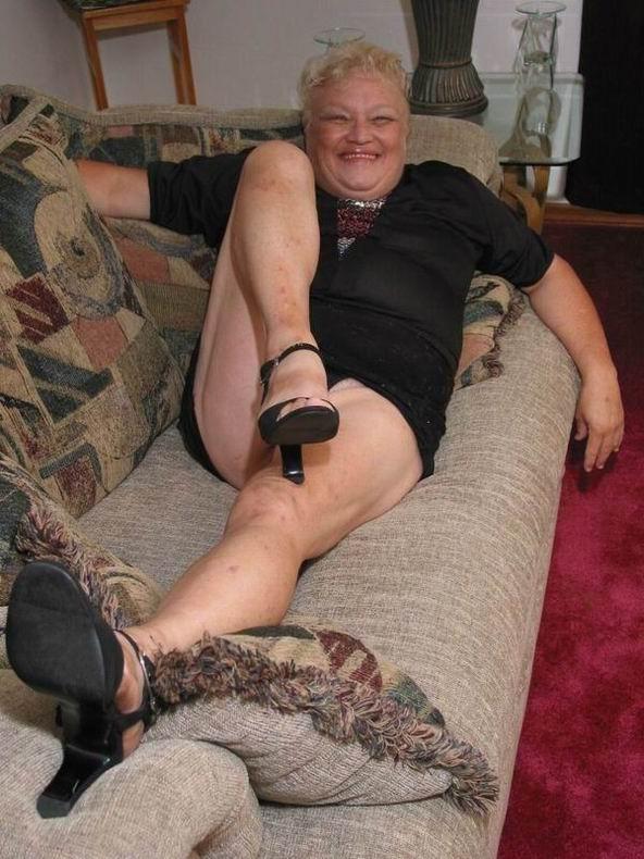 16P Amateur granny showing off