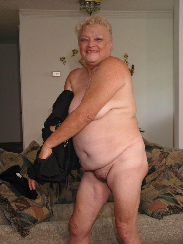 16P Amateur granny showing off
