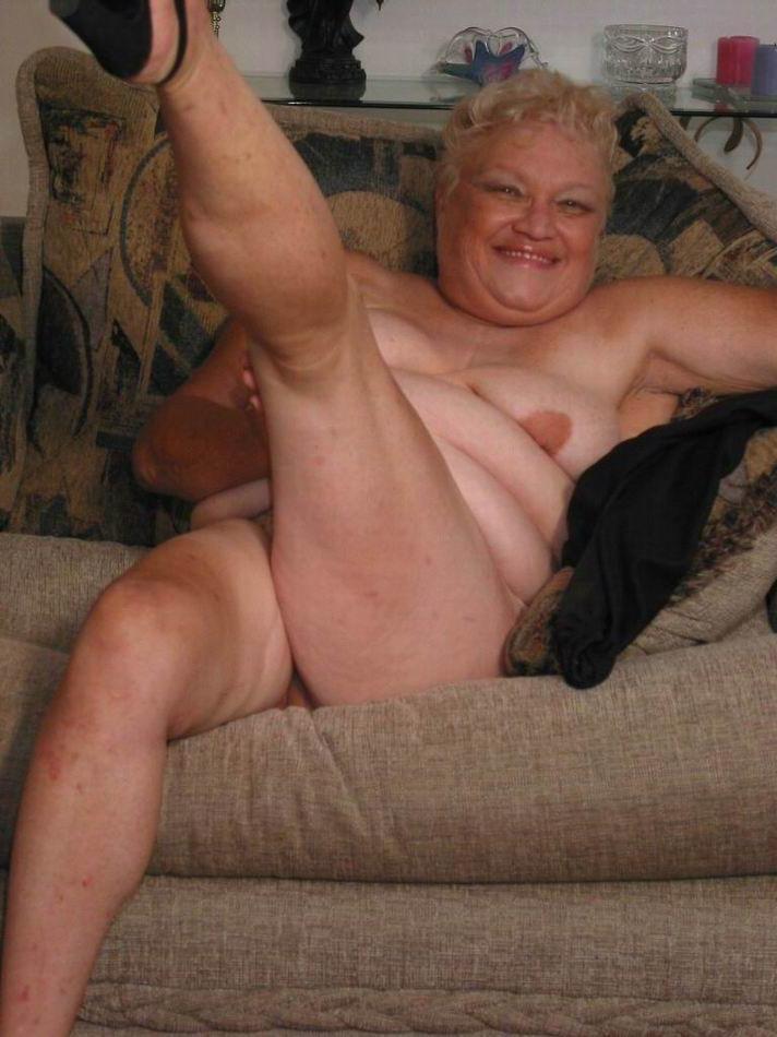 16P Amateur granny showing off