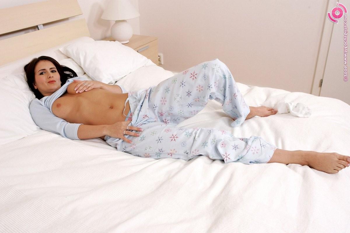 16P Ravishing vixen strips down in bed for you