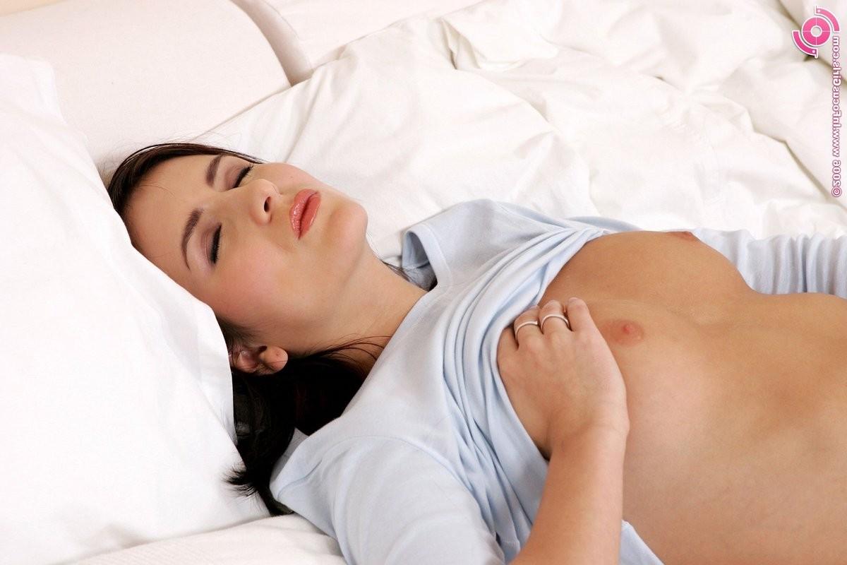 16P Ravishing vixen strips down in bed for you
