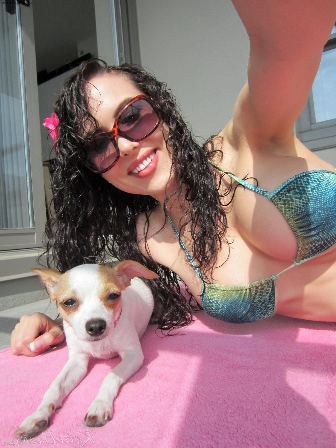 15P Big tit babe in bikini on vacation