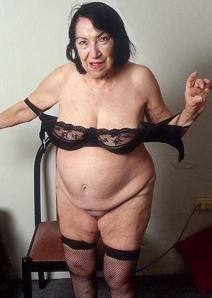15P Kinky amateur granny showing off