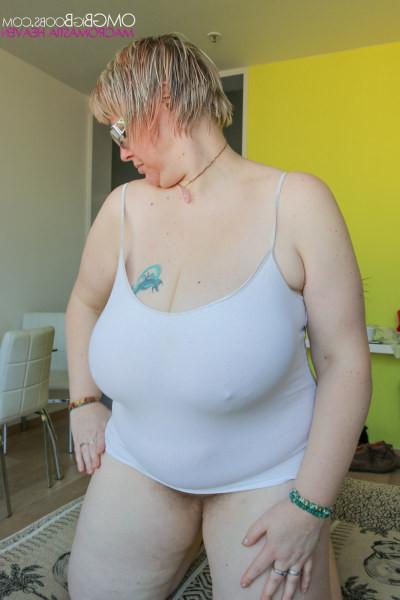 15P Amatuer milf with humongous bazookas lets all hang out