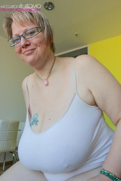 15P Amatuer milf with humongous bazookas lets all hang out
