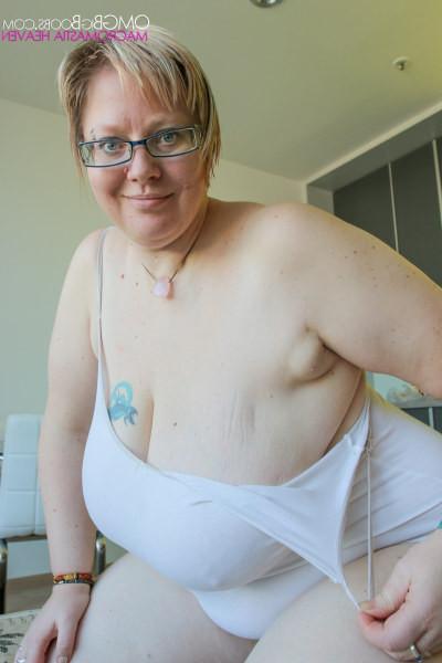 15P Amatuer milf with humongous bazookas lets all hang out