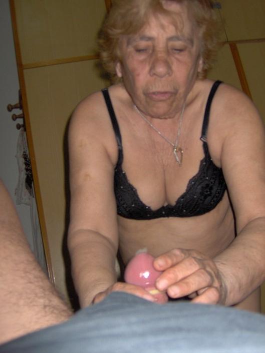 19P Kinky amateur grannies posing nude