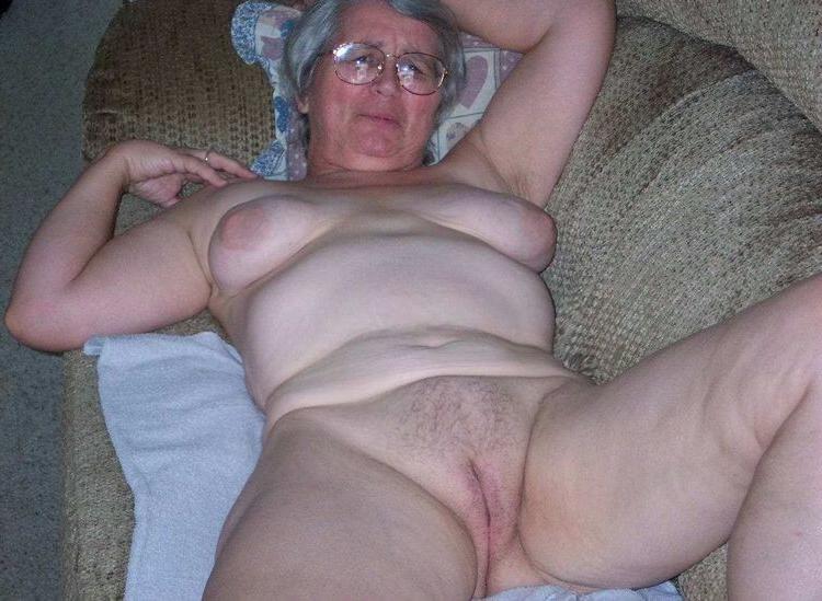 19P Kinky amateur grannies posing nude