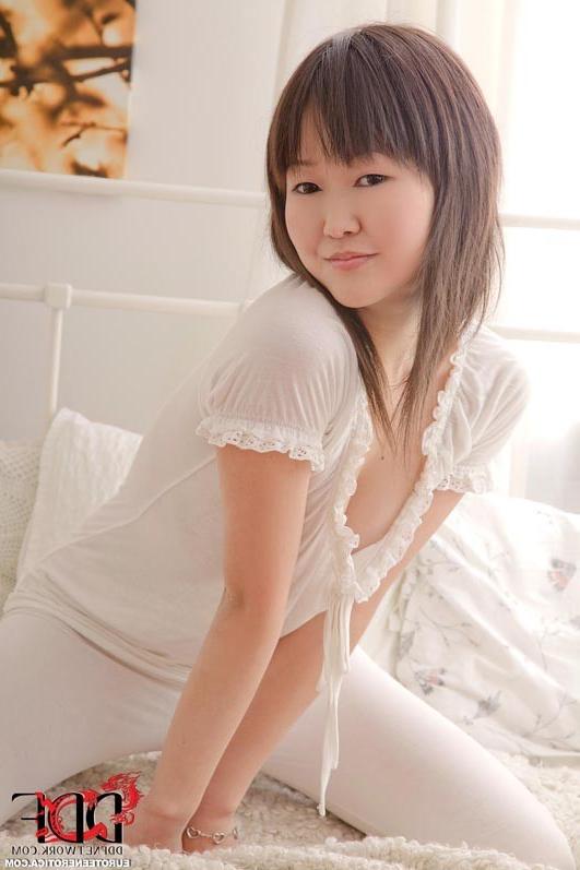 16P Aliona amateur asian cutie rubs her pussy to a juicy orgasm