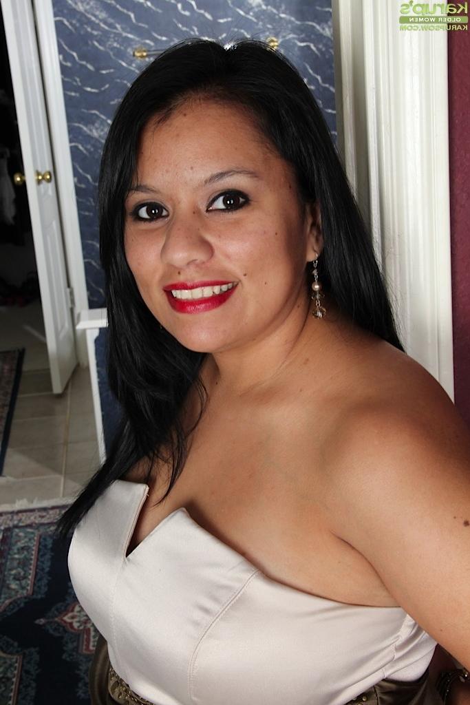 15P BBW Latin MILF Lucey Perez spreading her pussy