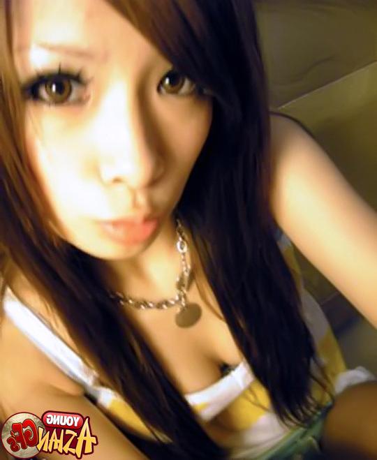 15P Asian girlfriends posing for phone pics