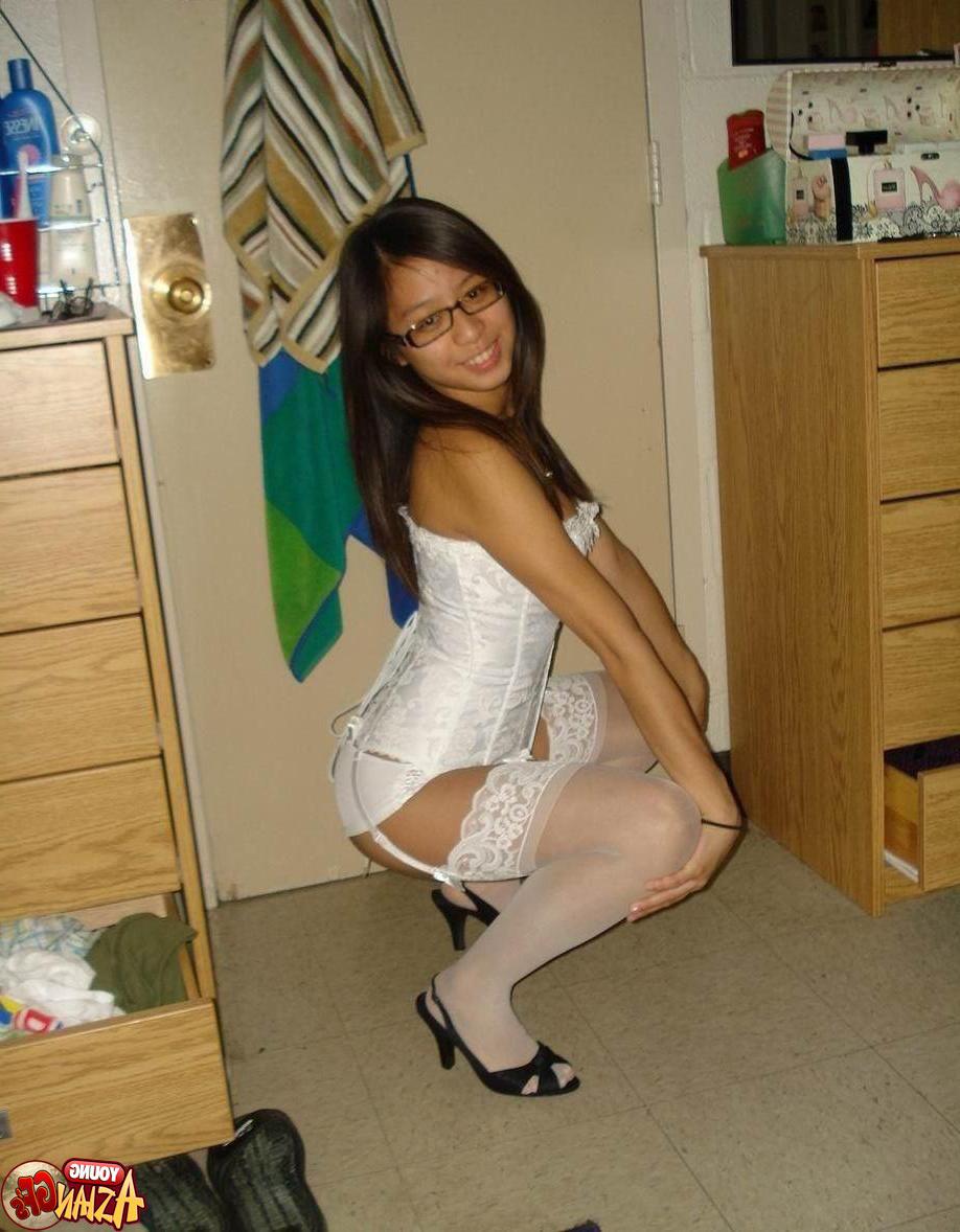 15P Asian girlfriends posing for phone pics