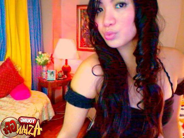 15P Asian girlfriends posing for phone pics