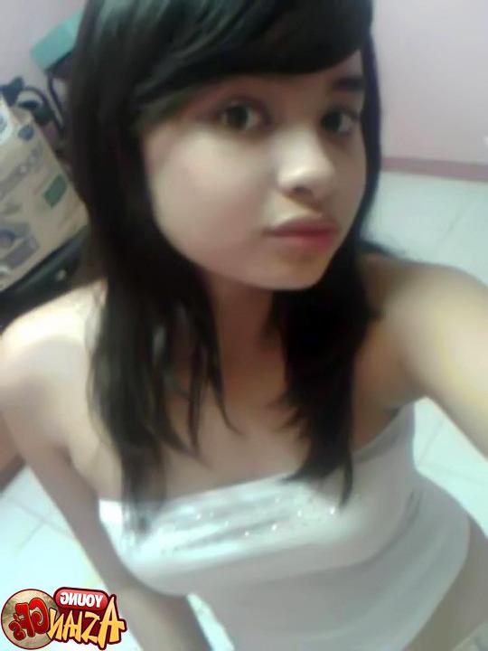 15P Asian girlfriends posing for phone pics